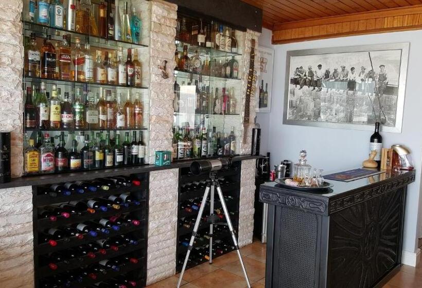 مبيت وإفطار On The Rocks Guesthouse