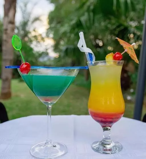 هتل Three Oaks And An Aloe Boutique