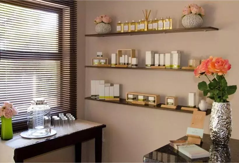هتل Three Oaks And An Aloe Boutique
