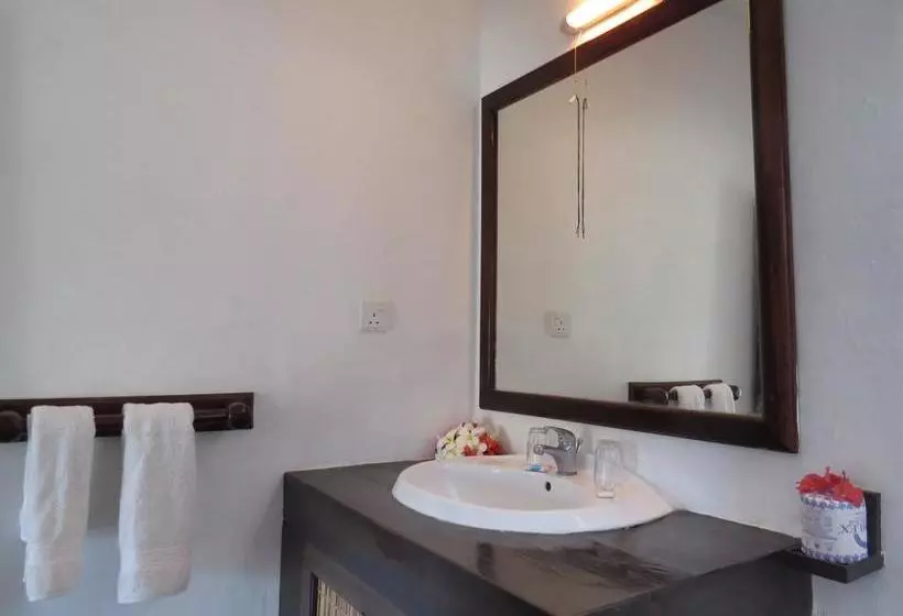 استراحتگاه Karibuni Hotel & Villas