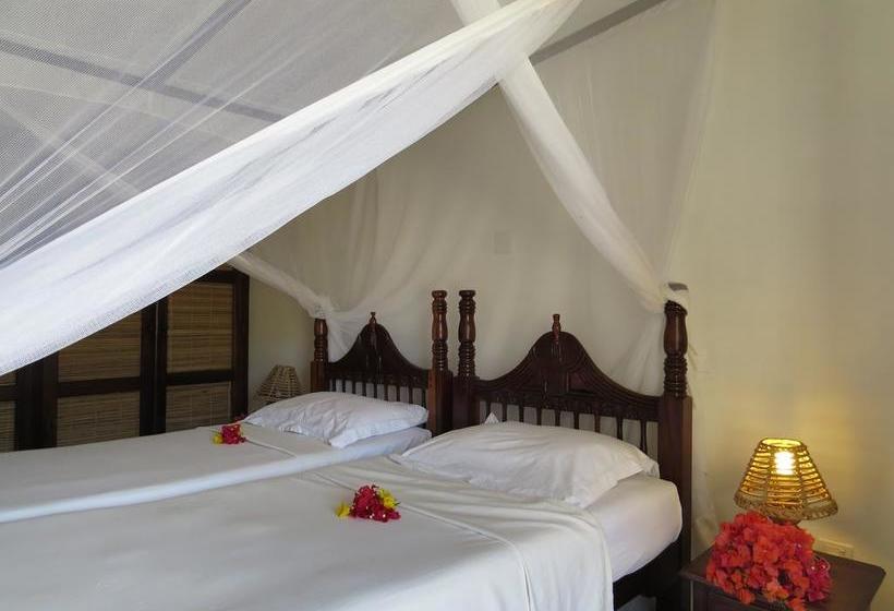 استراحتگاه Karibuni Hotel & Villas