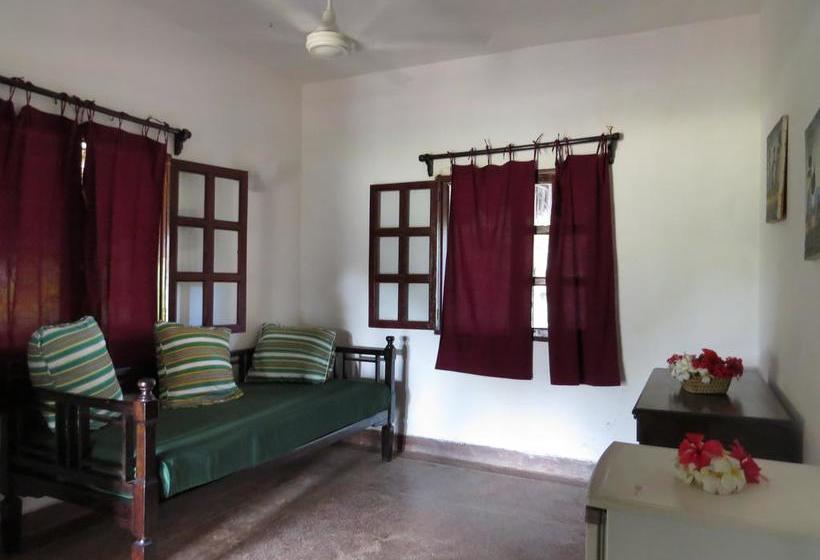 استراحتگاه Karibuni Hotel & Villas