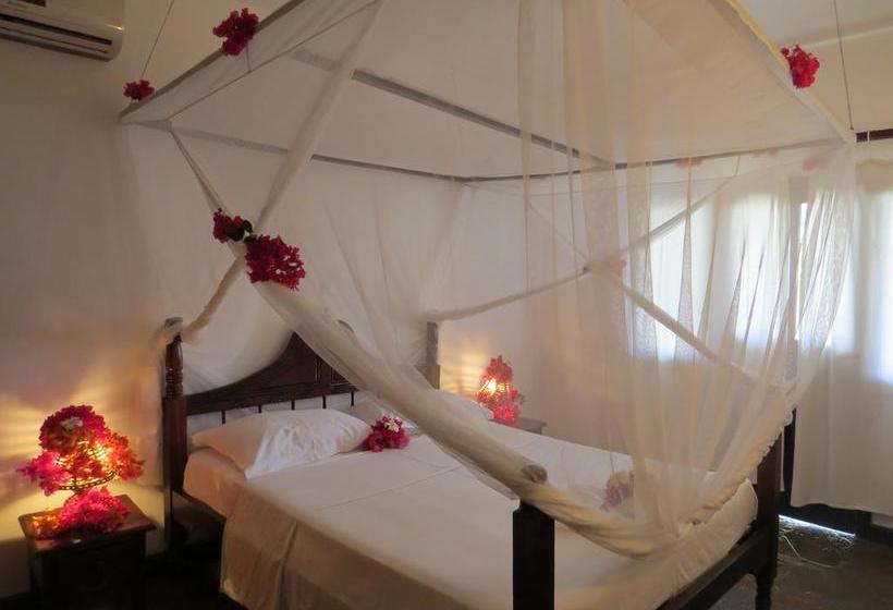 استراحتگاه Karibuni Hotel & Villas