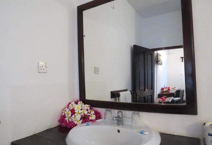 استراحتگاه Karibuni Hotel & Villas