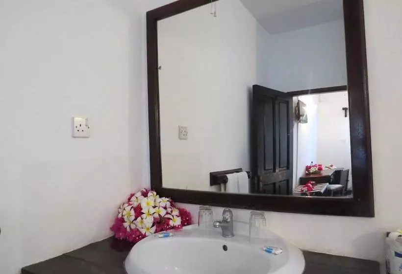 استراحتگاه Karibuni Hotel & Villas
