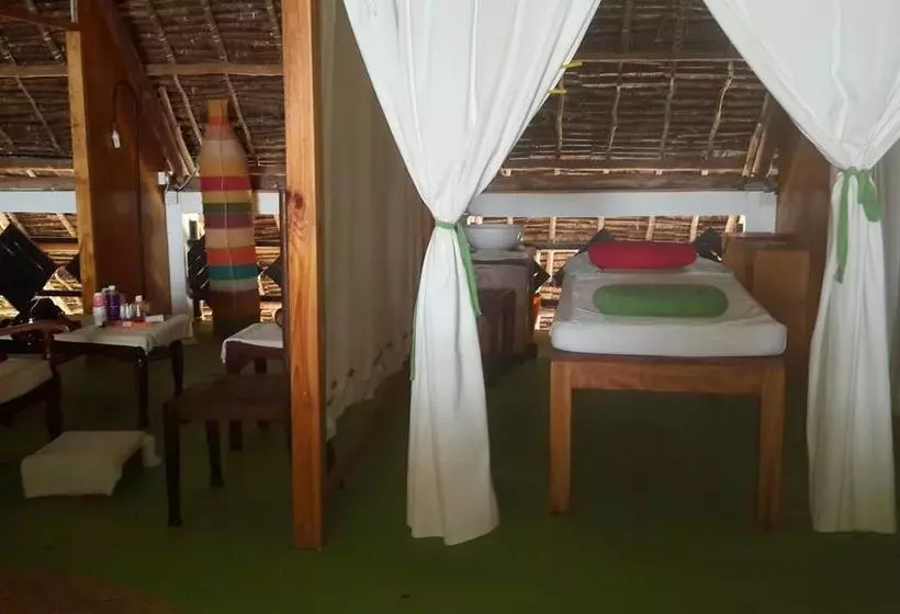 استراحتگاه Karibuni Hotel & Villas
