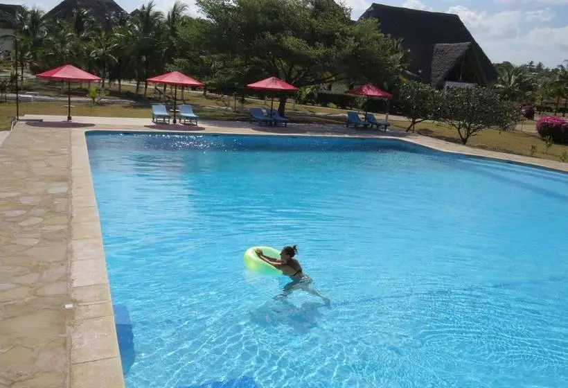 استراحتگاه Karibuni Hotel & Villas