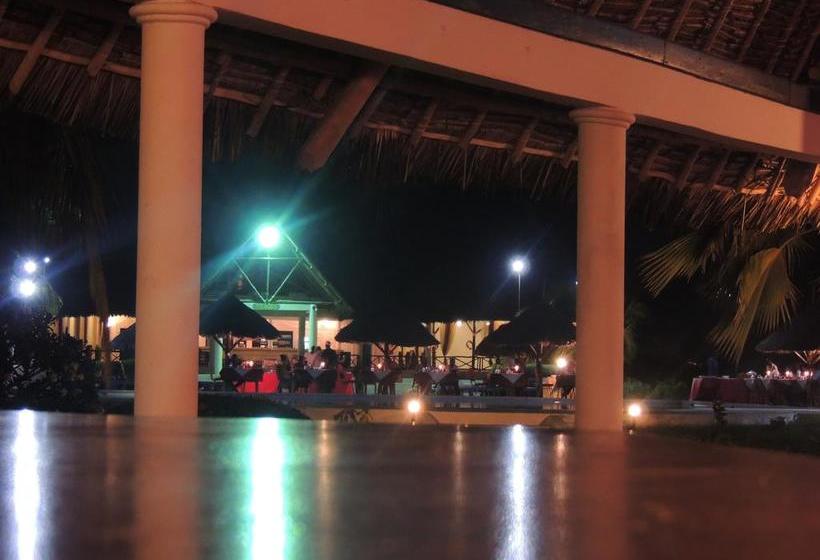 استراحتگاه Karibuni Hotel & Villas