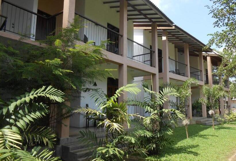 مبيت وإفطار Lario Resort