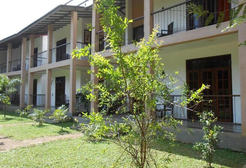 مبيت وإفطار Lario Resort