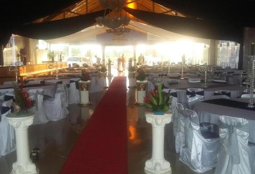 בית מלון כפרי Funworld Plaza