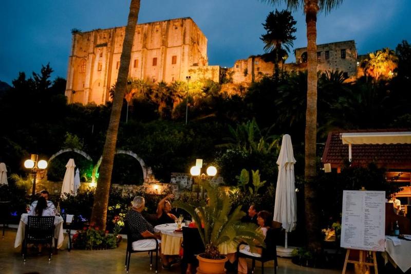 Отель Bellapais Gardens