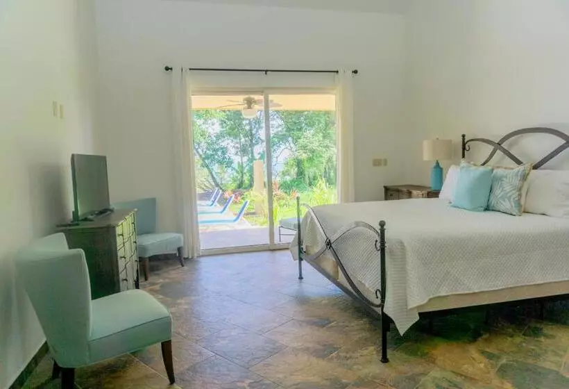 Red Frog Beach Island Resort