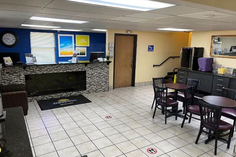 Отель Days Inn By Wyndham Park City Kansas