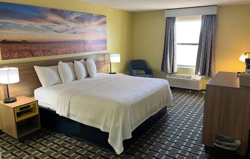Отель Days Inn By Wyndham Park City Kansas