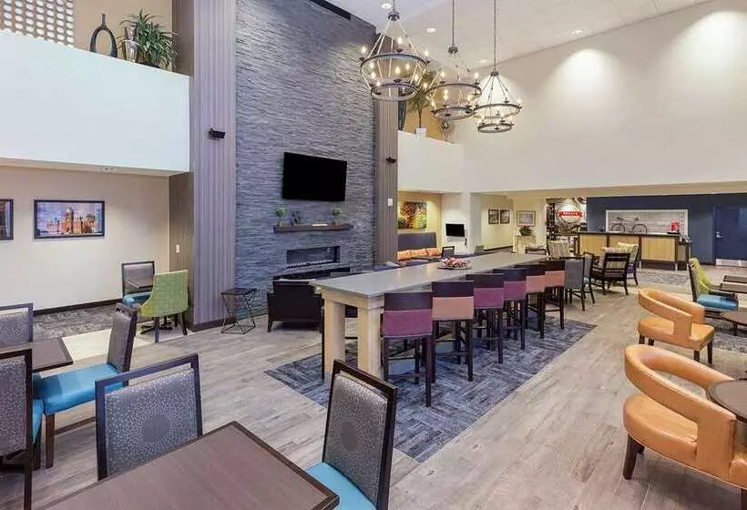 هتل Hampton Inn & Suites Morgantown / University Town Centre