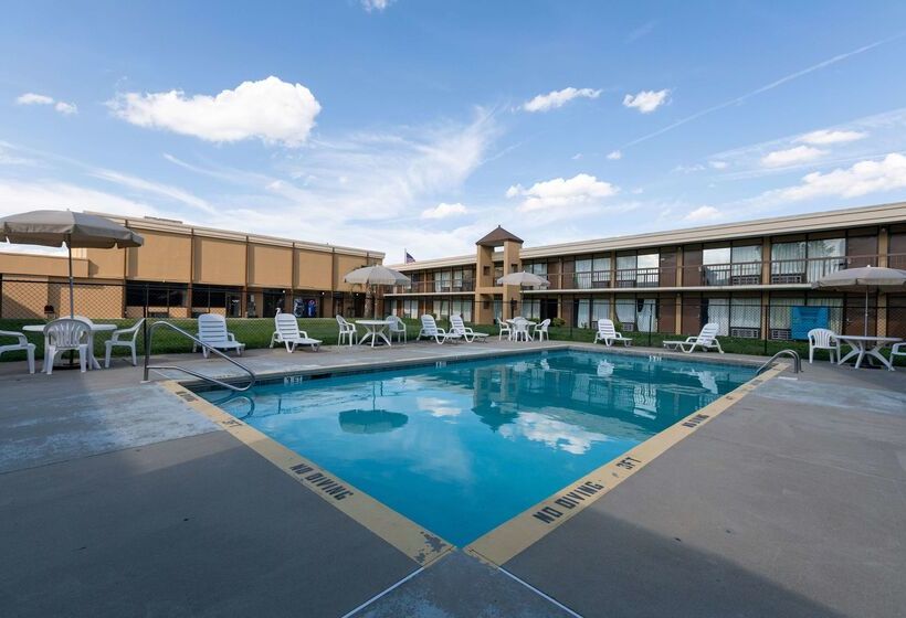 فندق Super 8 By Wyndham Goldsboro