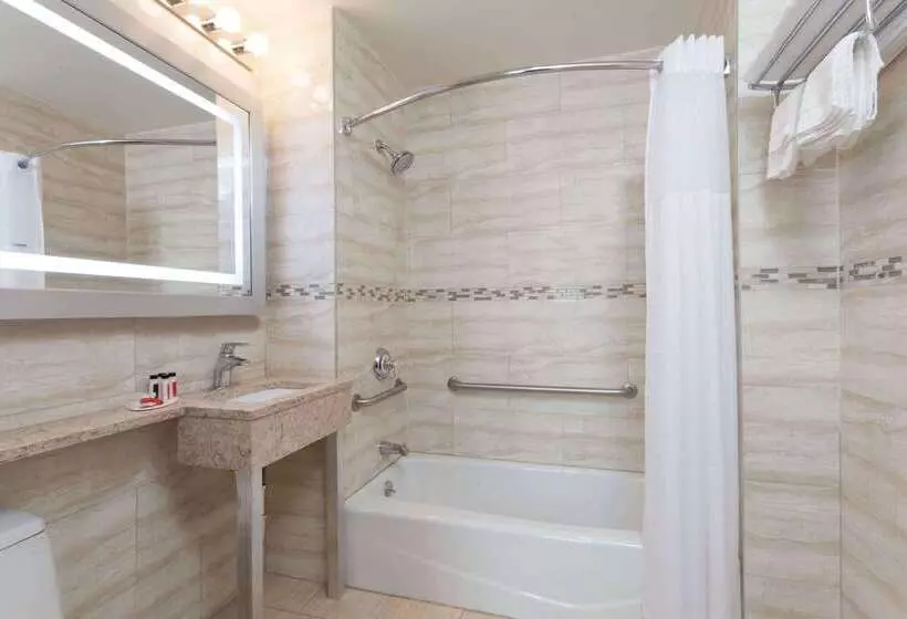 Hotelli Days Inn By Wyndham Brooklyn Crown Heights