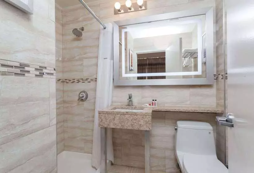 Hotelli Days Inn By Wyndham Brooklyn Crown Heights