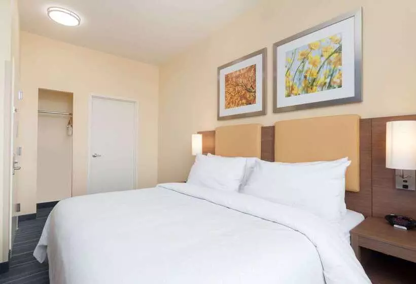 Hotelli Days Inn By Wyndham Brooklyn Crown Heights