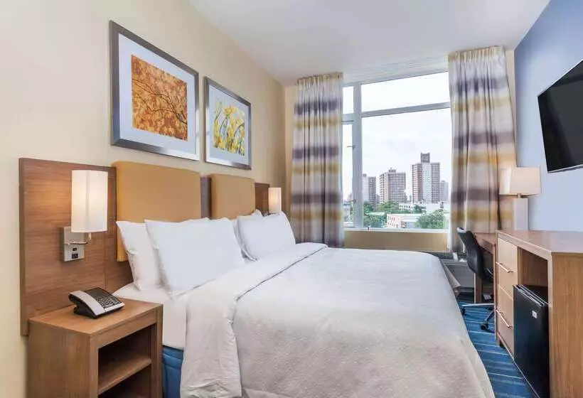 Hotelli Days Inn By Wyndham Brooklyn Crown Heights