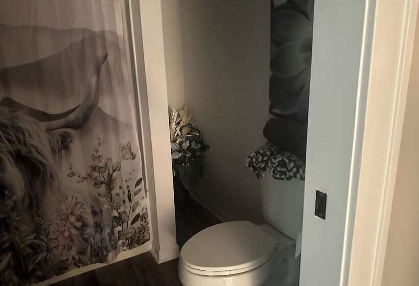 مبيت وإفطار E Street Gallery King Bedroom In Shared 2 Bedroom Home