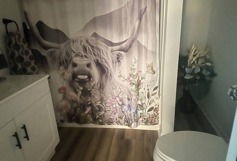 مبيت وإفطار E Street Gallery King Bedroom In Shared 2 Bedroom Home