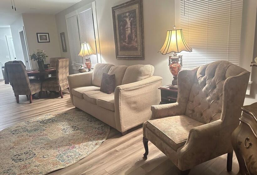 مبيت وإفطار E Street Gallery King Bedroom In Shared 2 Bedroom Home