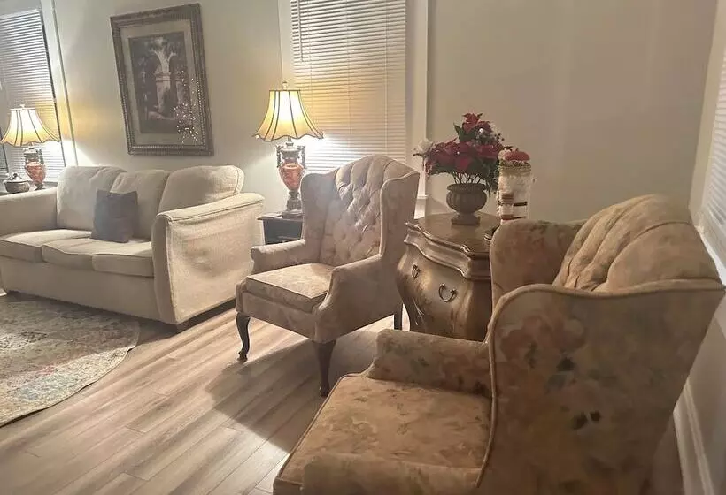 Aamiaismajoitus (B&B) E Street Gallery King Bedroom In Shared 2 Bedroom Home