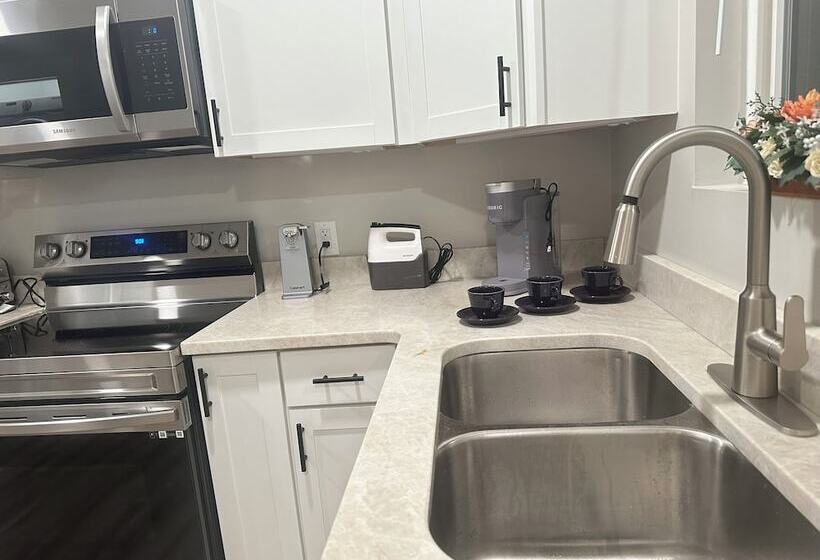 مبيت وإفطار E Street Gallery King Bedroom In Shared 2 Bedroom Home