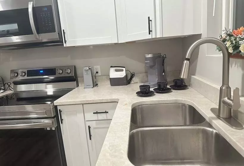 Aamiaismajoitus (B&B) E Street Gallery King Bedroom In Shared 2 Bedroom Home