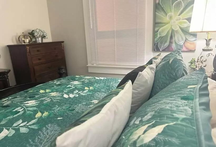 Aamiaismajoitus (B&B) E Street Gallery King Bedroom In Shared 2 Bedroom Home