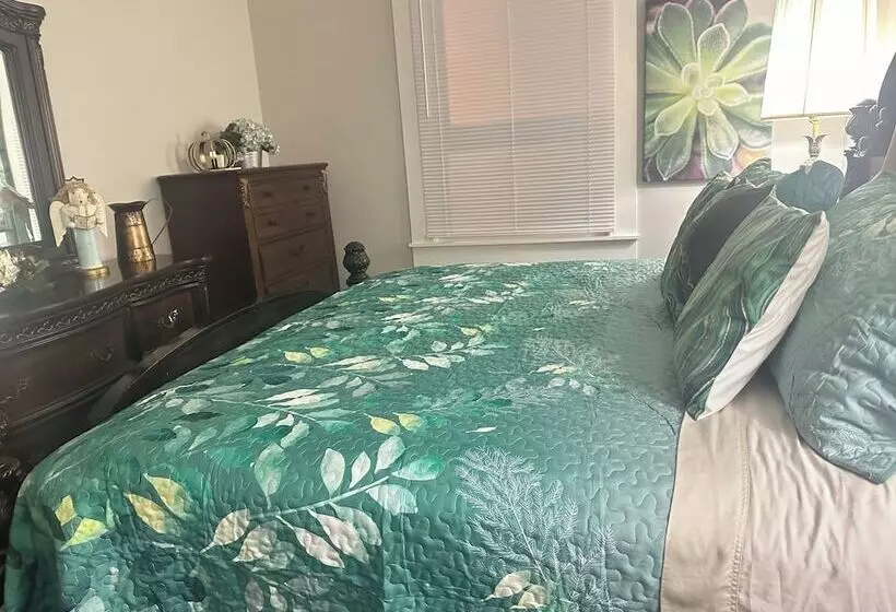 Aamiaismajoitus (B&B) E Street Gallery King Bedroom In Shared 2 Bedroom Home