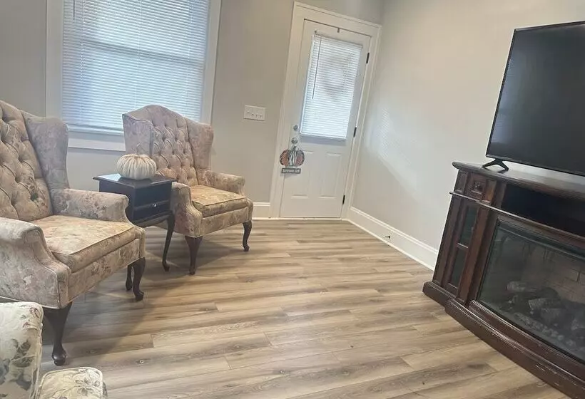 Aamiaismajoitus (B&B) E Street Gallery King Bedroom In Shared 2 Bedroom Home