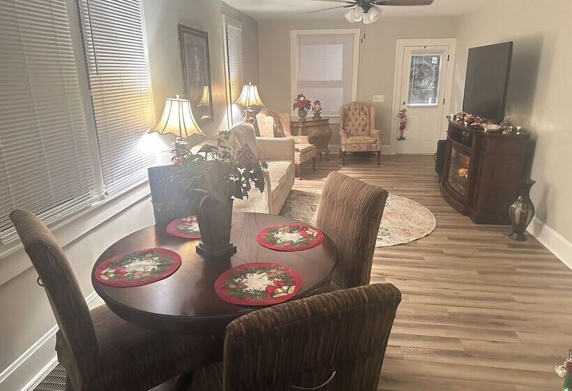 مبيت وإفطار E Street Gallery King Bedroom In Shared 2 Bedroom Home