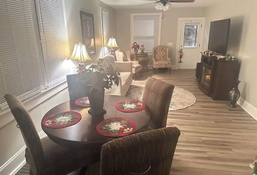 Aamiaismajoitus (B&B) E Street Gallery King Bedroom In Shared 2 Bedroom Home