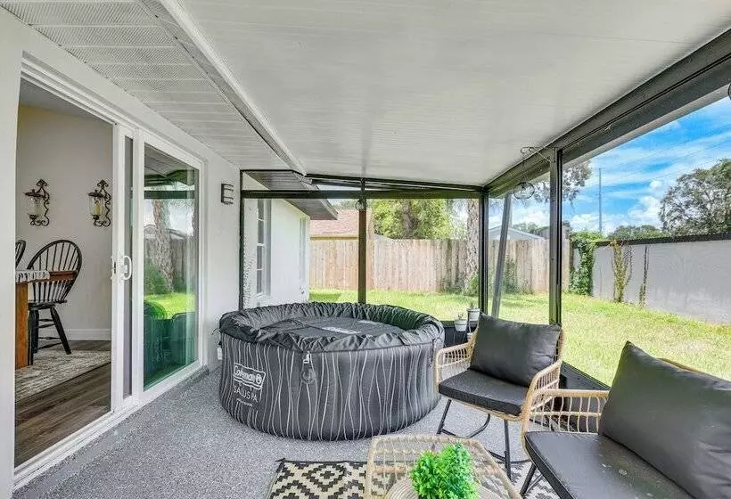 16 Mi To Downtown Tampa: Home W/ Hot Tub!