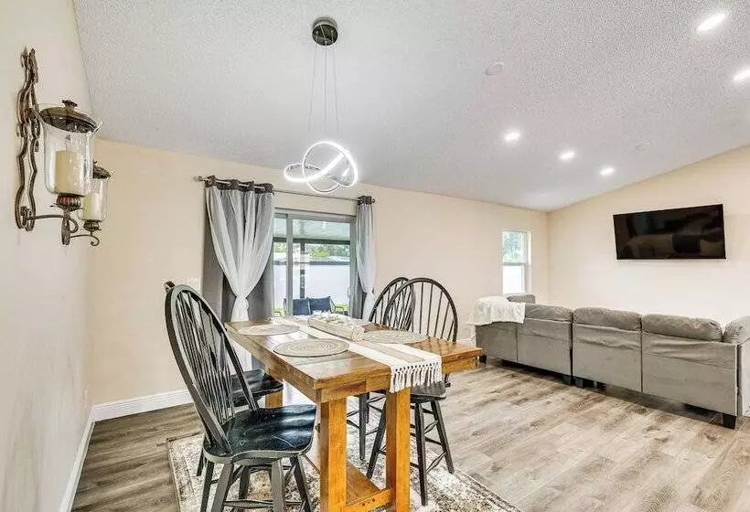 16 Mi To Downtown Tampa: Home W/ Hot Tub!