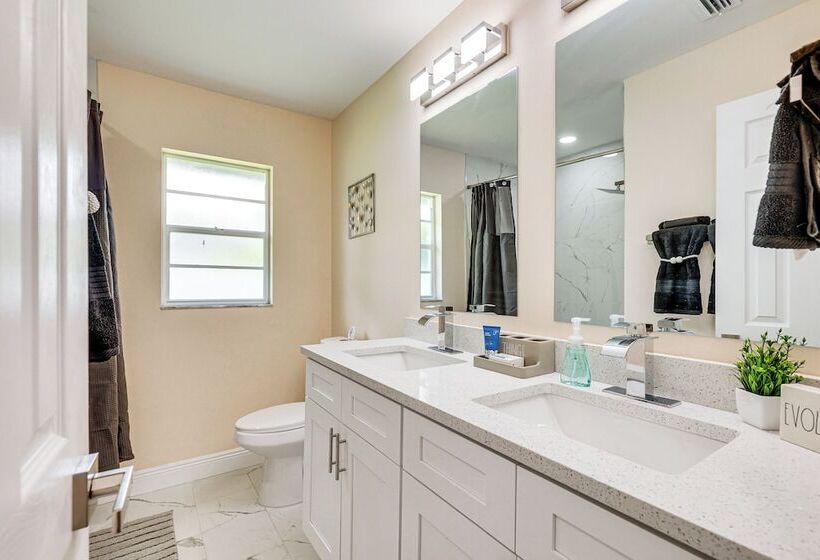 16 Mi To Downtown Tampa: Home W/ Hot Tub!