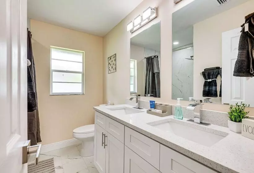 16 Mi To Downtown Tampa: Home W/ Hot Tub!