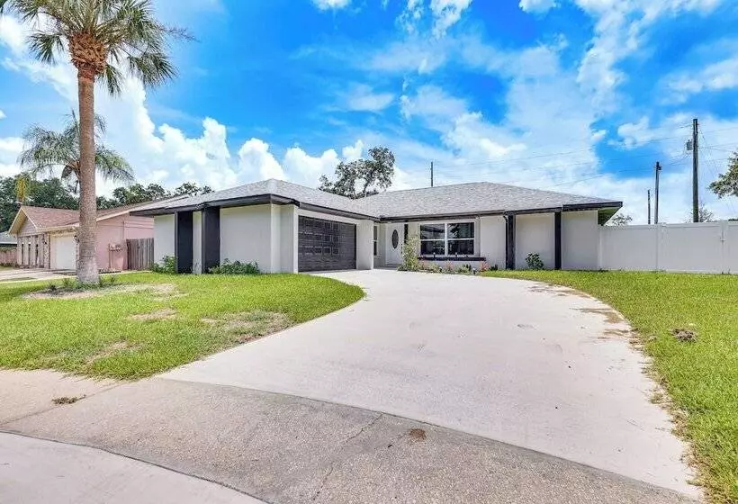 16 Mi To Downtown Tampa: Home W/ Hot Tub!