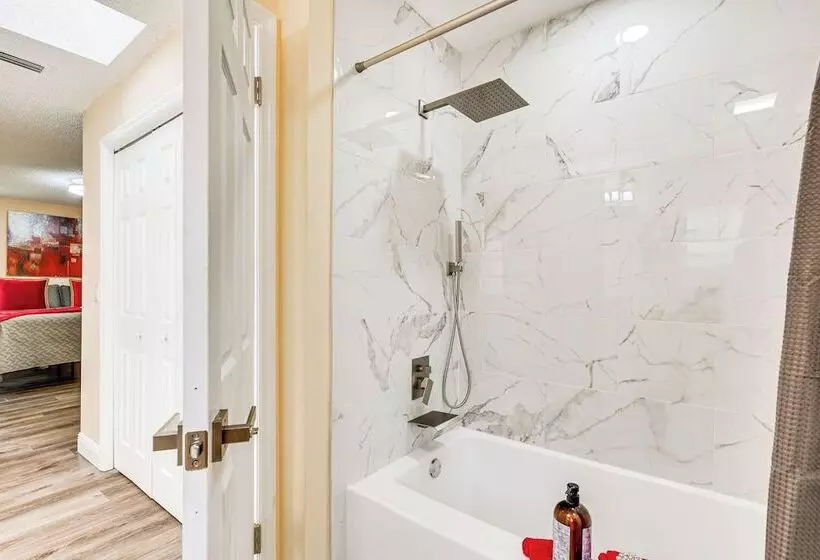 16 Mi To Downtown Tampa: Home W/ Hot Tub!