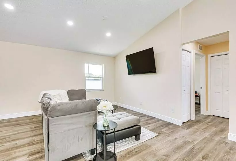 16 Mi To Downtown Tampa: Home W/ Hot Tub!