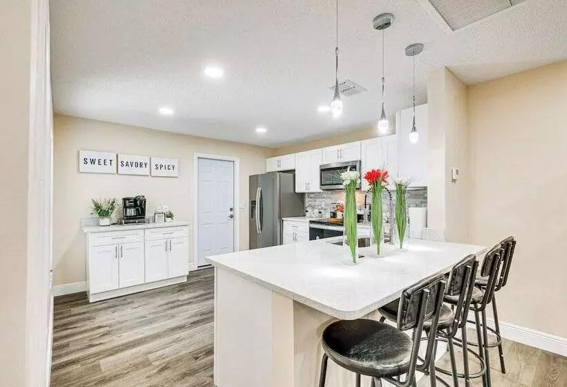 16 Mi To Downtown Tampa: Home W/ Hot Tub!