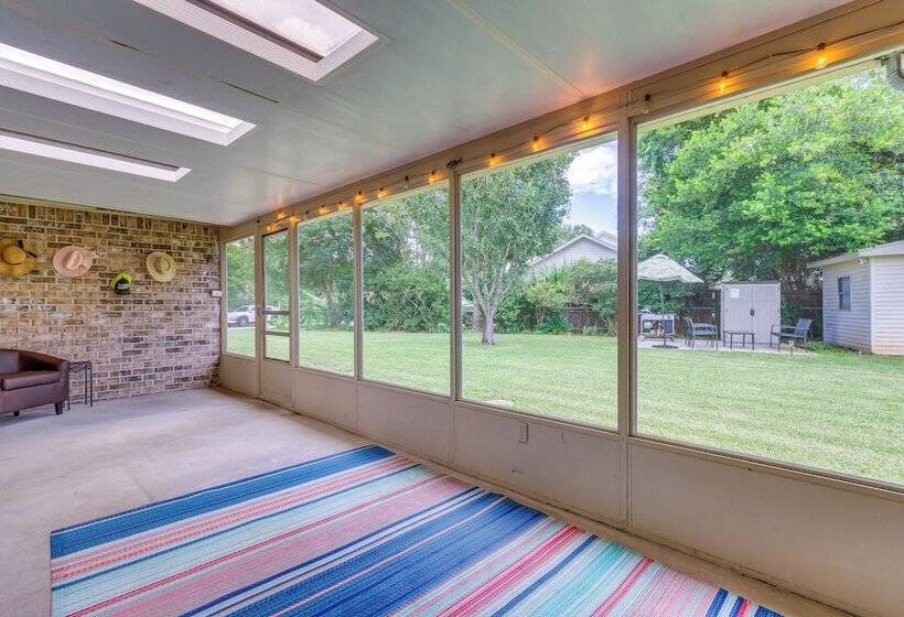 Charming Gulf Breeze Home ~ 7 Mi To Beaches!