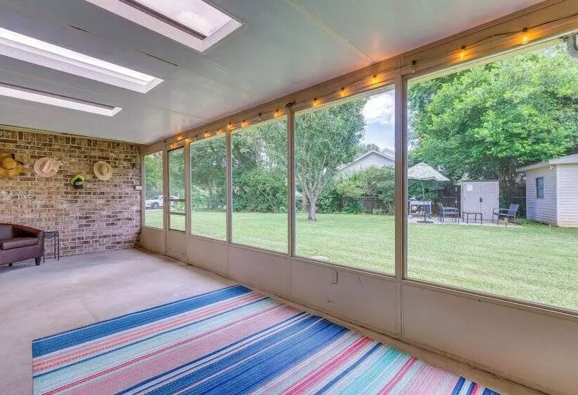 Charming Gulf Breeze Home ~ 7 Mi To Beaches!