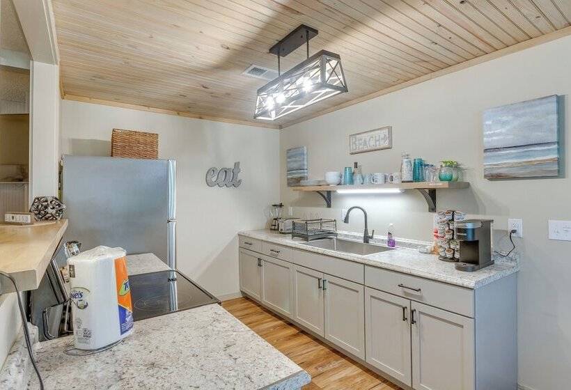 Charming Gulf Breeze Home ~ 7 Mi To Beaches!