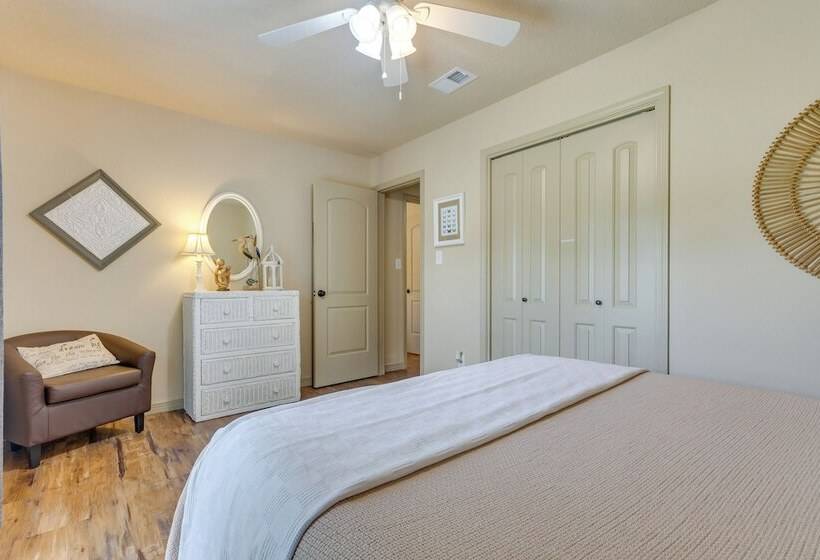 Charming Gulf Breeze Home ~ 7 Mi To Beaches!