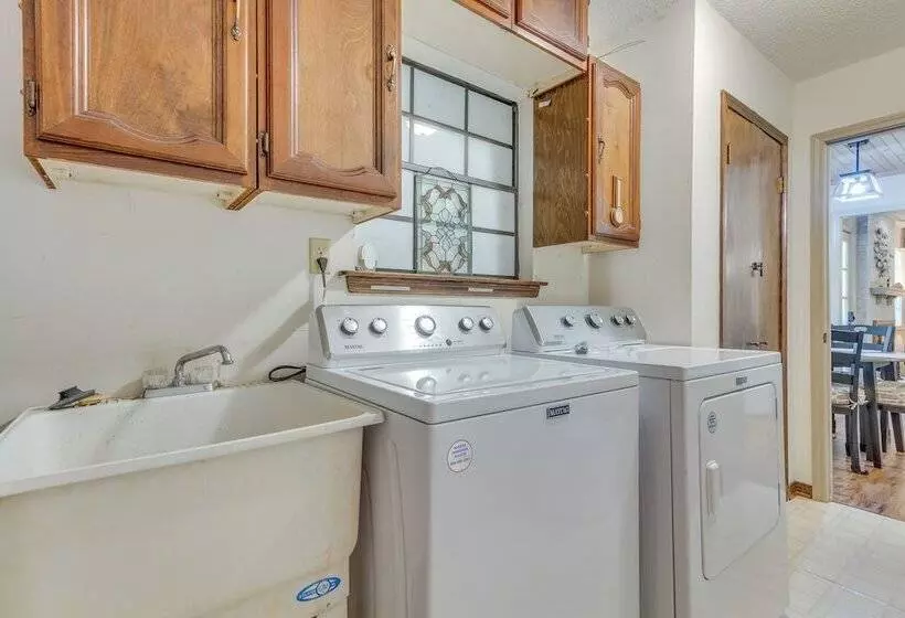Charming Gulf Breeze Home ~ 7 Mi To Beaches!