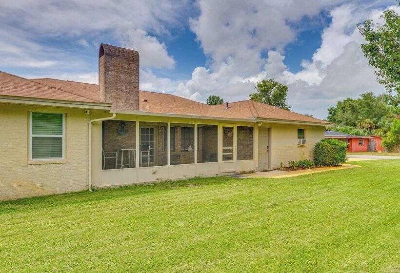 Charming Gulf Breeze Home ~ 7 Mi To Beaches!